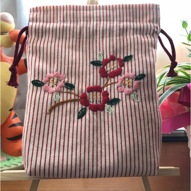 椿の刺繍の巾着袋 ハンドメイドのファッション小物(ポーチ)の商品写真