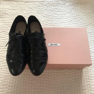 ミュウミュウ(miumiu)のmiumiu_エナメルレースアップシューズ_ビジュー(ローファー/革靴)