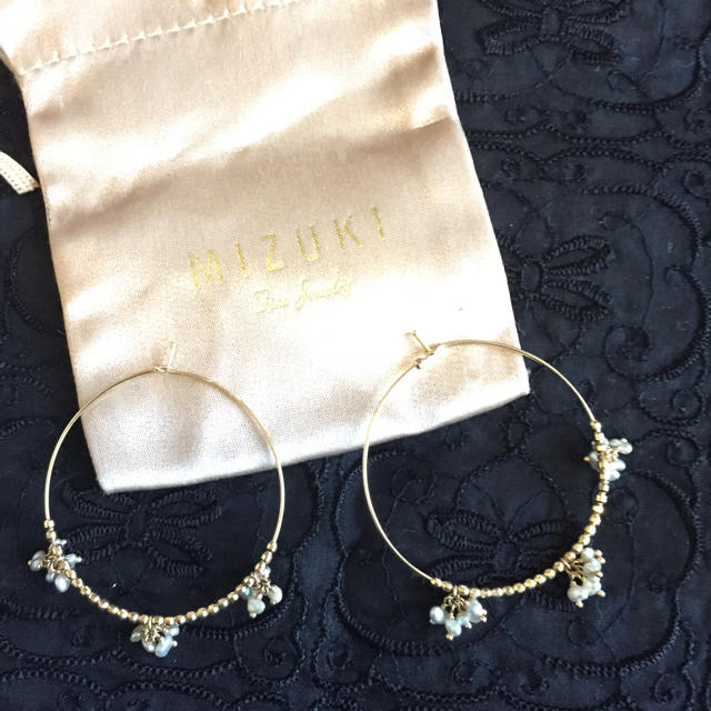 BARNEYS NEW YORK(バーニーズニューヨーク)の売り切り！MIZUKI  キャビアパールフープピアス レディースのアクセサリー(ピアス)の商品写真