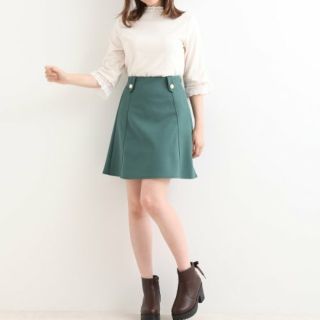 マジェスティックレゴン(MAJESTIC LEGON)の新品タグ付き MAJESTIC LEGON パールボタン付きスカート(ひざ丈スカート)