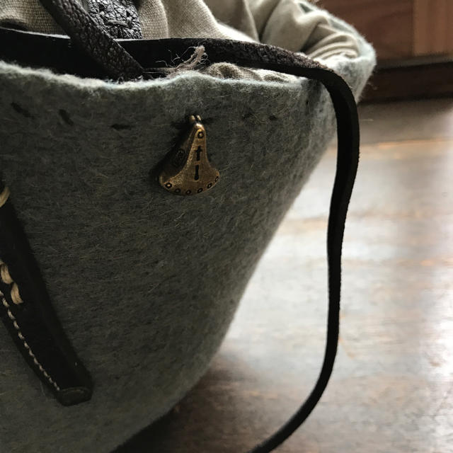 mina perhonen(ミナペルホネン)のebagos  タカイソラノシタ390  フェルト帽体バッグ   エバゴス レディースのバッグ(トートバッグ)の商品写真