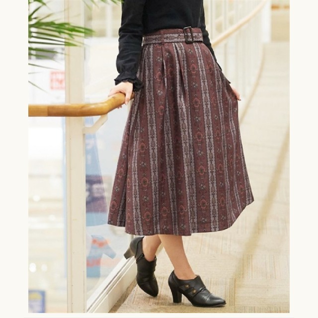 axes femme(アクシーズファム)の今季 即完売 オーナメント柄 ベルト付スカート 黒 レディースのスカート(ひざ丈スカート)の商品写真
