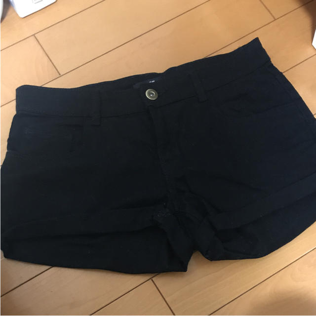 H&M(エイチアンドエム)のH&M ショートパンツ 黒 ブラック ショーパン 34 64 レディースのパンツ(ショートパンツ)の商品写真