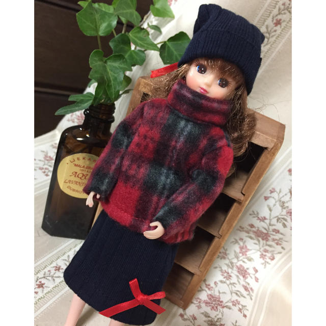 リカちゃん服（チェックトップスとスカートと帽子） ハンドメイドのぬいぐるみ/人形(その他)の商品写真