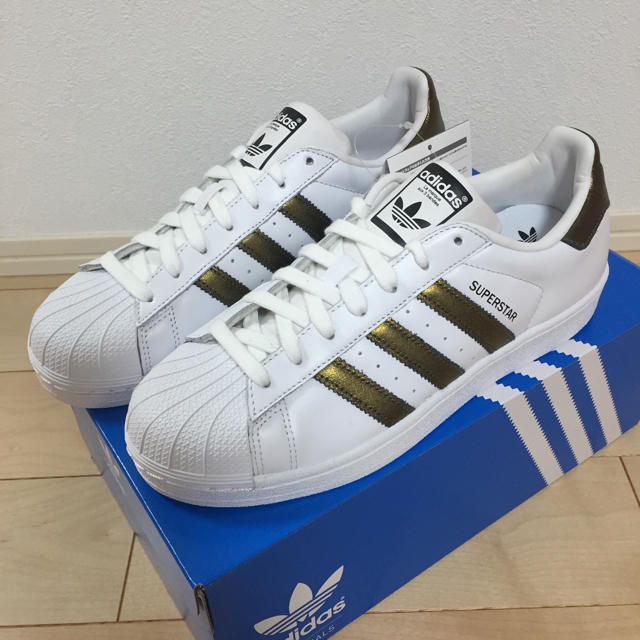 adidas(アディダス)のadidas スーパースター ゴールド 新品25.5cm メンズの靴/シューズ(スニーカー)の商品写真