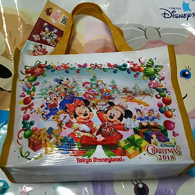 Disney(ディズニー)のディズニー アーモンドチョコレート クリスマスミニショッピングバッグ 食品/飲料/酒の食品(菓子/デザート)の商品写真