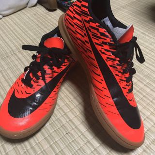 ナイキ(NIKE)のフットサルシューズ すね当て2つ付き(シューズ)