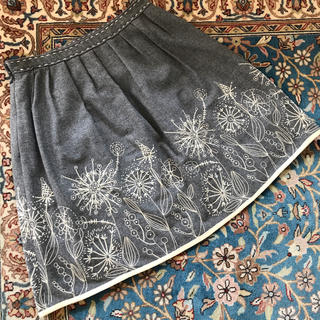 ロイスクレヨン(Lois CRAYON)のLois CRAYON フレアスカート グレー系 刺繍柄(ひざ丈スカート)