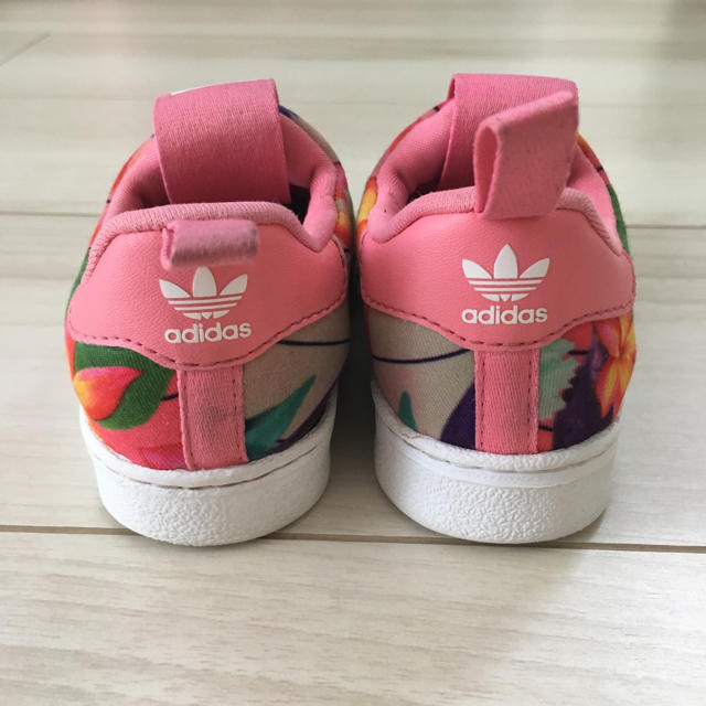 adidas(アディダス)の《baby adidas 12cm》フラワー キッズ/ベビー/マタニティのベビー靴/シューズ(~14cm)(スニーカー)の商品写真