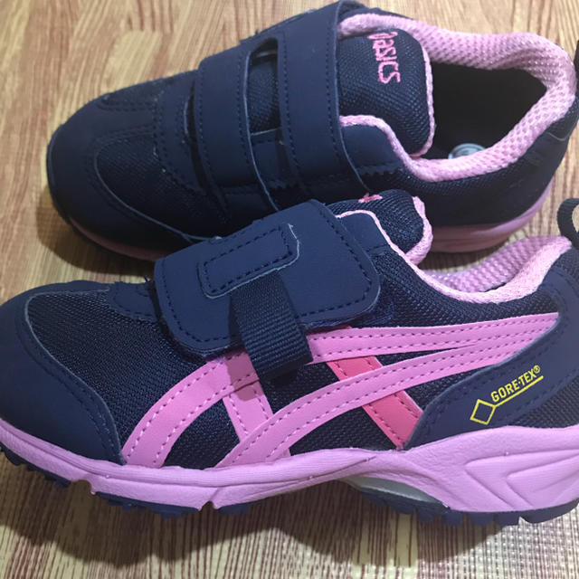 asics(アシックス)のはな様専用☆ゴアテックス スニーカー 定価7344円 キッズ/ベビー/マタニティのキッズ靴/シューズ(15cm~)(スニーカー)の商品写真