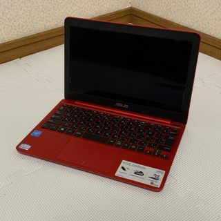 エイスース(ASUS)の【美品】ASUS エイスース X205TA ノート型PC 赤 軽量 薄型(ノートPC)