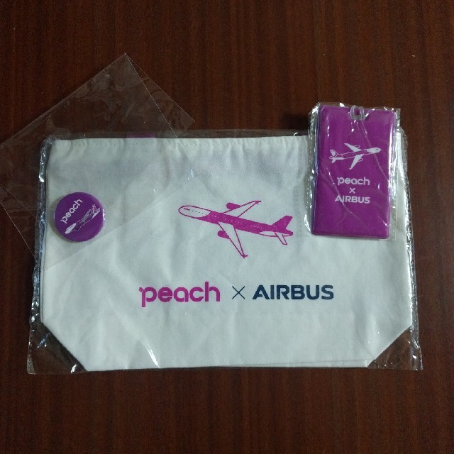 Peach　飛行機　非売品　バック　ネームタグ　バッチ　グッツ　新品 エンタメ/ホビーのコレクション(ノベルティグッズ)の商品写真