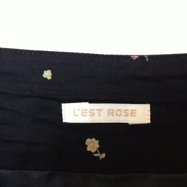 L'EST ROSE(レストローズ)の小花柄スカート レディースのスカート(ひざ丈スカート)の商品写真
