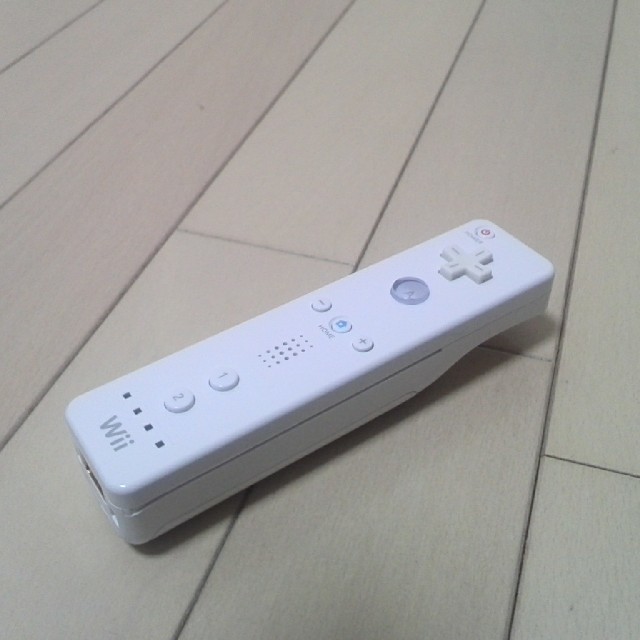 Wii(ウィー)の送料無料・wii リモコン・ホワイト エンタメ/ホビーのゲームソフト/ゲーム機本体(家庭用ゲーム機本体)の商品写真