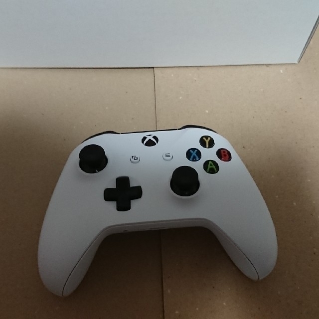 Xbox(エックスボックス)のXbox One S 1TB(ソフトなし) エンタメ/ホビーのゲームソフト/ゲーム機本体(家庭用ゲーム機本体)の商品写真