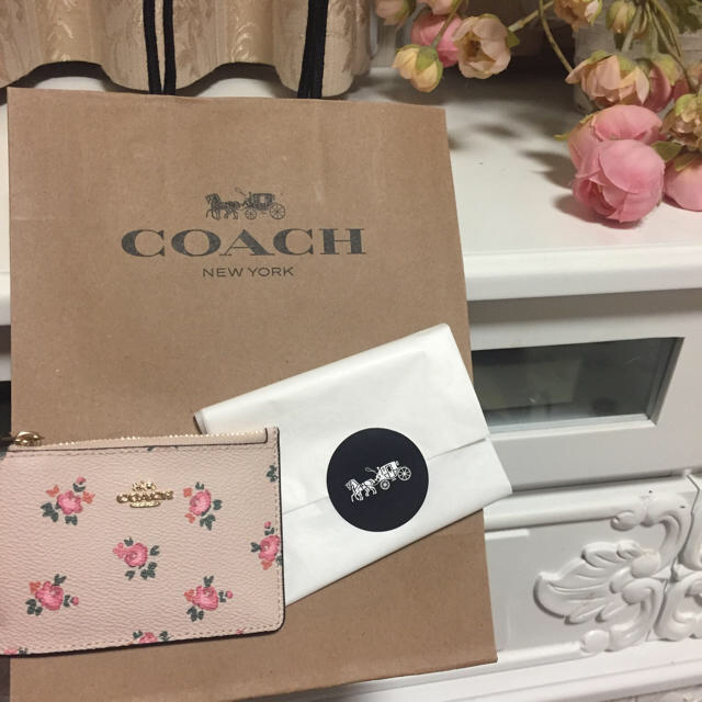 COACH(コーチ)のCOACH パスケース ピンク 花柄  上品 可愛い コーチ 定期入れ 新品 レディースのファッション小物(名刺入れ/定期入れ)の商品写真