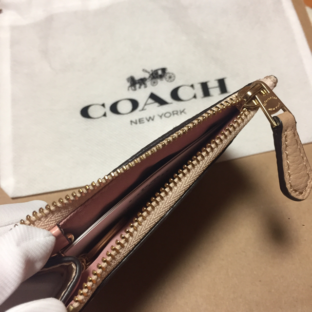 COACH(コーチ)のCOACH パスケース ピンク 花柄  上品 可愛い コーチ 定期入れ 新品 レディースのファッション小物(名刺入れ/定期入れ)の商品写真