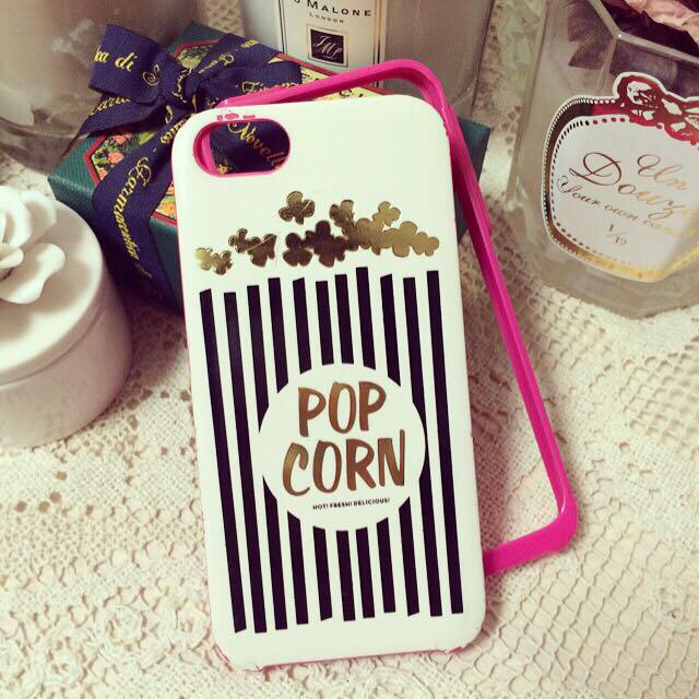 kate spade new york(ケイトスペードニューヨーク)のpopcorn⭐️iPhone ケース スマホ/家電/カメラのスマホアクセサリー(モバイルケース/カバー)の商品写真