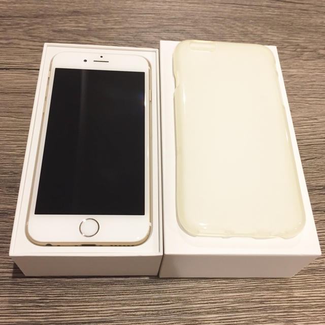 iPhone(アイフォーン)のiPhone 6 Gold 16 GB au スマホ/家電/カメラのスマートフォン/携帯電話(スマートフォン本体)の商品写真