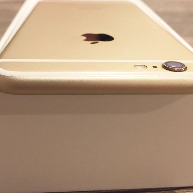 iPhone(アイフォーン)のiPhone 6 Gold 16 GB au スマホ/家電/カメラのスマートフォン/携帯電話(スマートフォン本体)の商品写真