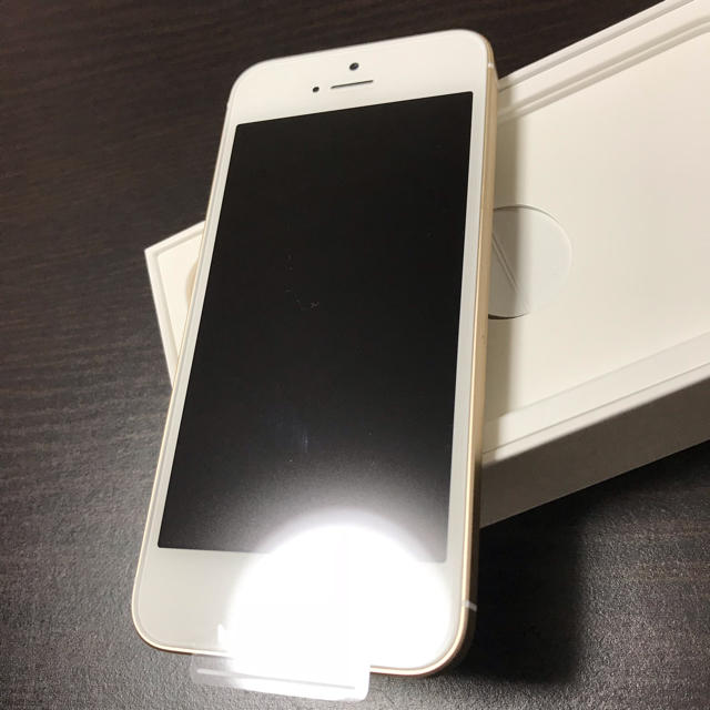 iPhone(アイフォーン)のiPhone SE  Gold 32 GB au スマホ/家電/カメラのスマートフォン/携帯電話(スマートフォン本体)の商品写真