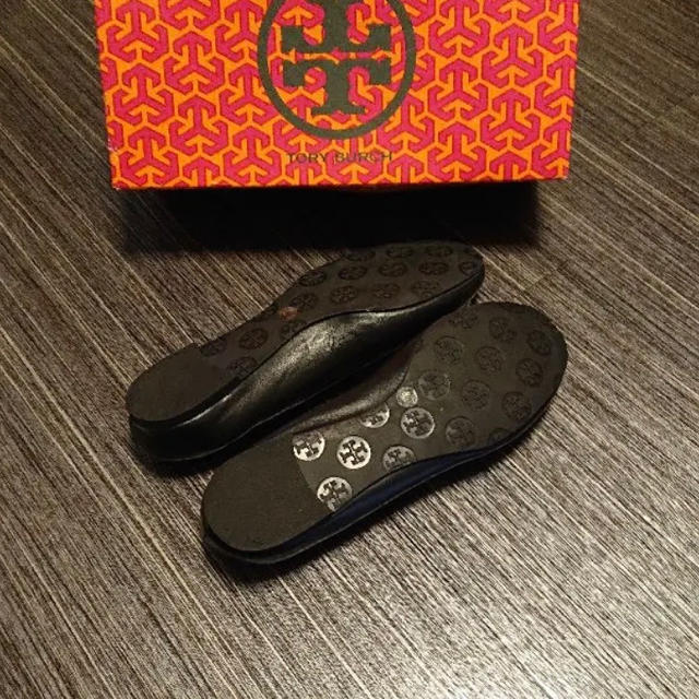 Tory Burch(トリーバーチ)のほぼ未使用 トリーバーチ フラットシューズ ブラック サイズ8 /24-24.5 レディースの靴/シューズ(バレエシューズ)の商品写真