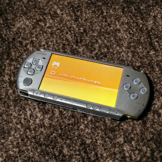 PlayStation Portable(プレイステーションポータブル)のPSP 3000 本体  シルバー エンタメ/ホビーのゲームソフト/ゲーム機本体(携帯用ゲーム機本体)の商品写真