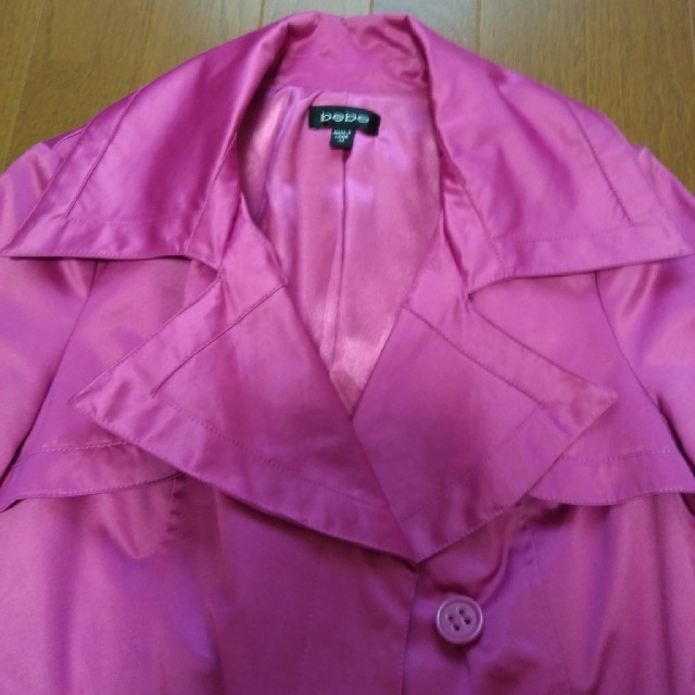 BeBe(ベベ)のフーシャピンク　ピンク　トレンチコート　bebe レディースのジャケット/アウター(トレンチコート)の商品写真