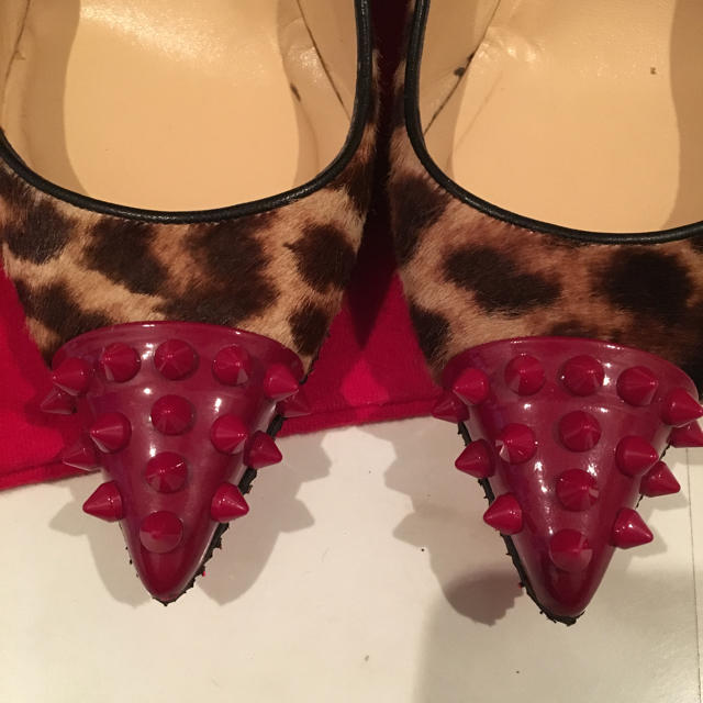 Christian Louboutin(クリスチャンルブタン)のルブタン レオパード×レッドスパイク 36 1/2 レディースの靴/シューズ(ハイヒール/パンプス)の商品写真