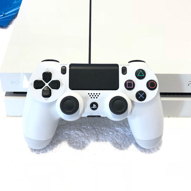 PlayStation4(プレイステーション4)の傷無し PS4 箱、付属品全て有り 白 ホワイト エンタメ/ホビーのゲームソフト/ゲーム機本体(家庭用ゲーム機本体)の商品写真