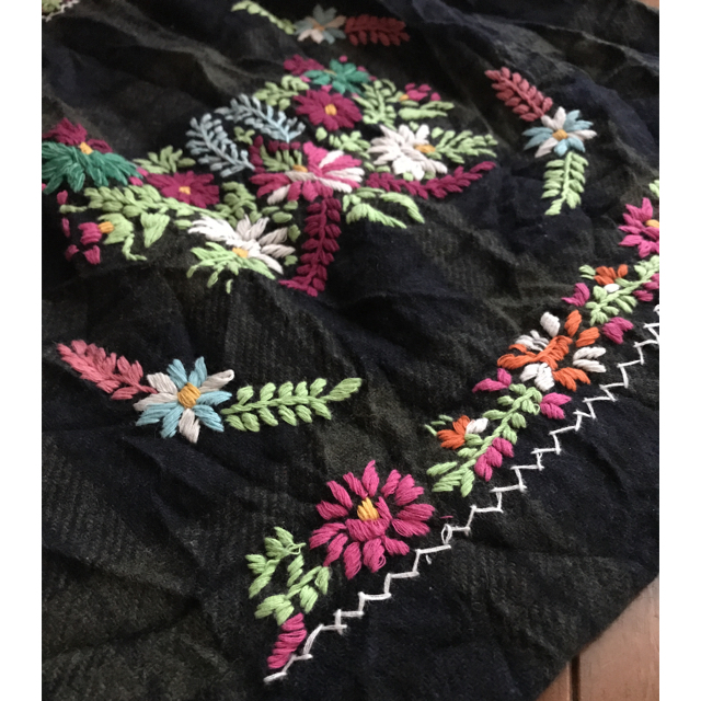 muchacha(ムチャチャ)のレトロン ウール刺繍ワンピース サイズM 120くらい キッズ/ベビー/マタニティのキッズ服女の子用(90cm~)(ワンピース)の商品写真