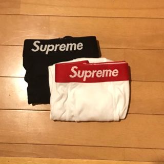 シュプリーム(Supreme)のsupreme ボクサーパンツ Mサイズ 白黒一枚ずつ(ボクサーパンツ)