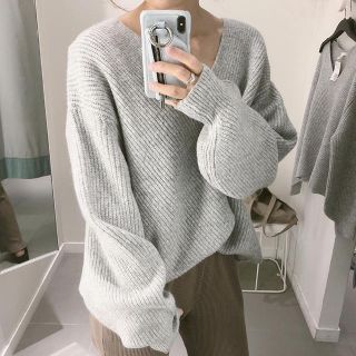 エイチアンドエム(H&M)のVネックオーバーサイズニット(ニット/セーター)