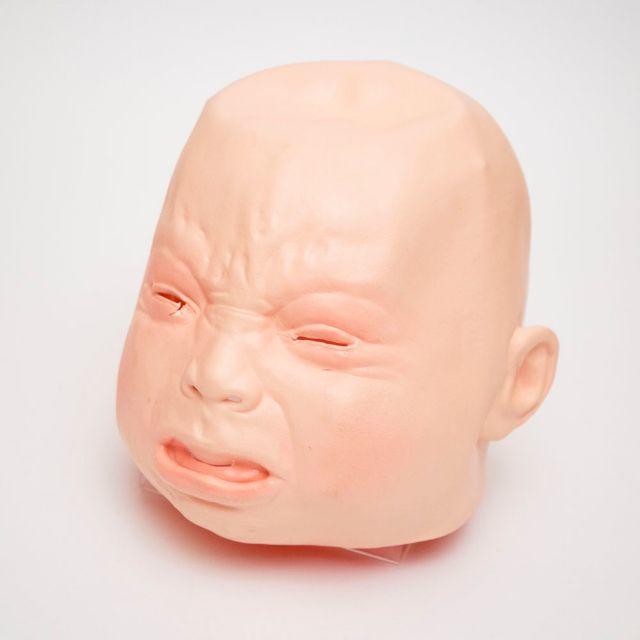 【除菌済み】リアルマスク　赤ちゃん泣き顔（男女兼用） エンタメ/ホビーのコスプレ(衣装)の商品写真