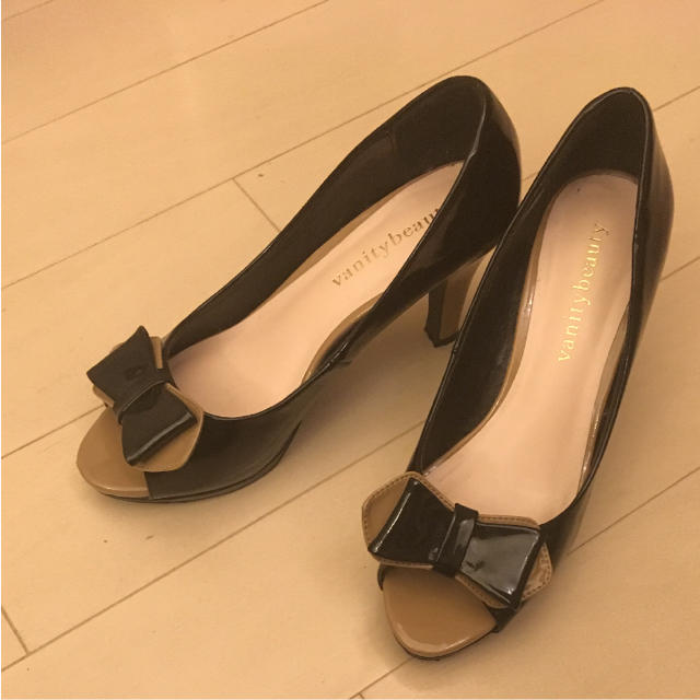 黒とベージュエナメル リボンパンプス レディースの靴/シューズ(ハイヒール/パンプス)の商品写真