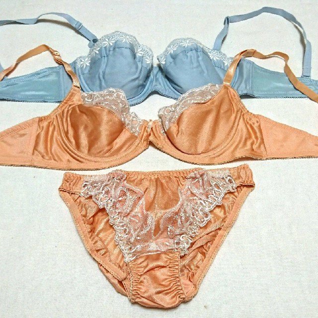 【特価❗】B70のブラセット 水色とオレンジ色 レディースの下着/アンダーウェア(ブラ&ショーツセット)の商品写真