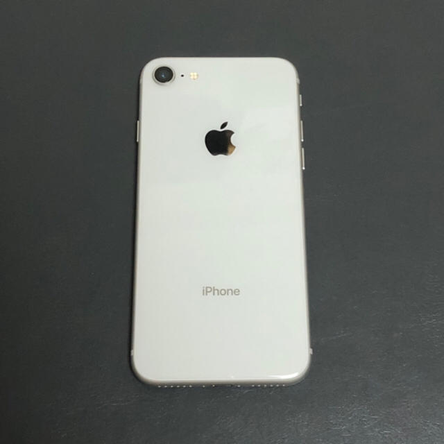 iPhone(アイフォーン)のiPhone8.64GB.ホワイト.SIMロック解除.docomo スマホ/家電/カメラのスマートフォン/携帯電話(スマートフォン本体)の商品写真