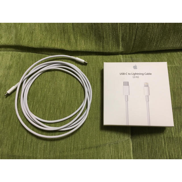 Apple(アップル)のUSB-C to Lightningケーブル 2m スマホ/家電/カメラのスマートフォン/携帯電話(バッテリー/充電器)の商品写真