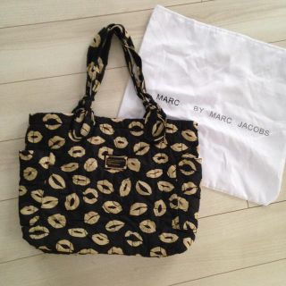 マークジェイコブス(MARC JACOBS)の美品♥マークバイ♥保存袋付リップ柄トート(トートバッグ)