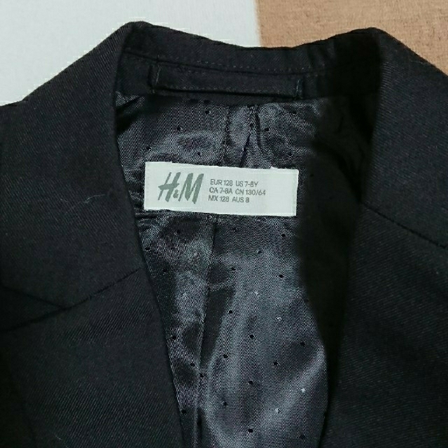 H&M(エイチアンドエム)のH&M黒ジャケット+バースデー青シャツセット キッズ/ベビー/マタニティのキッズ服男の子用(90cm~)(ジャケット/上着)の商品写真