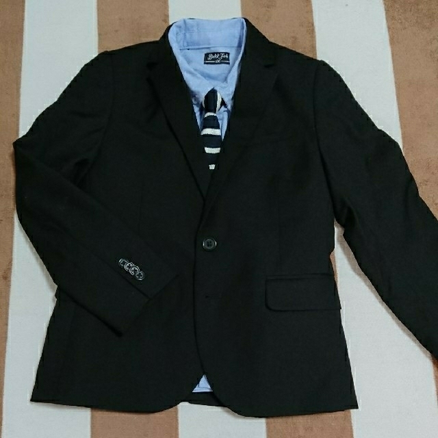 H&M(エイチアンドエム)のH&M黒ジャケット+バースデー青シャツセット キッズ/ベビー/マタニティのキッズ服男の子用(90cm~)(ジャケット/上着)の商品写真