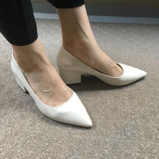 ザラ(ZARA)のZARA ホワイトパンプス(ハイヒール/パンプス)