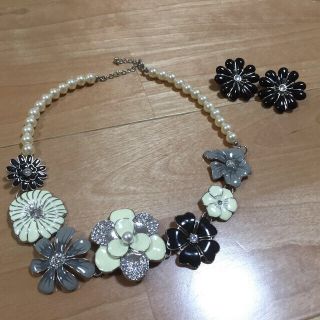 フォーエバートゥエンティーワン(FOREVER 21)のForever21お花ネックレス&ピアス(ネックレス)