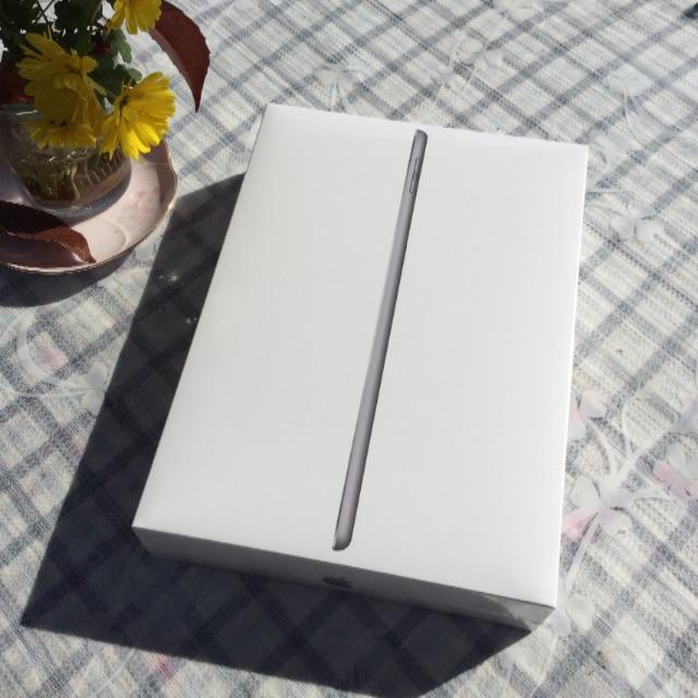 Apple(アップル)のiPad （6th 2018/10モデル ）Wi-Fi 128GB 新品・未開封 スマホ/家電/カメラのPC/タブレット(タブレット)の商品写真