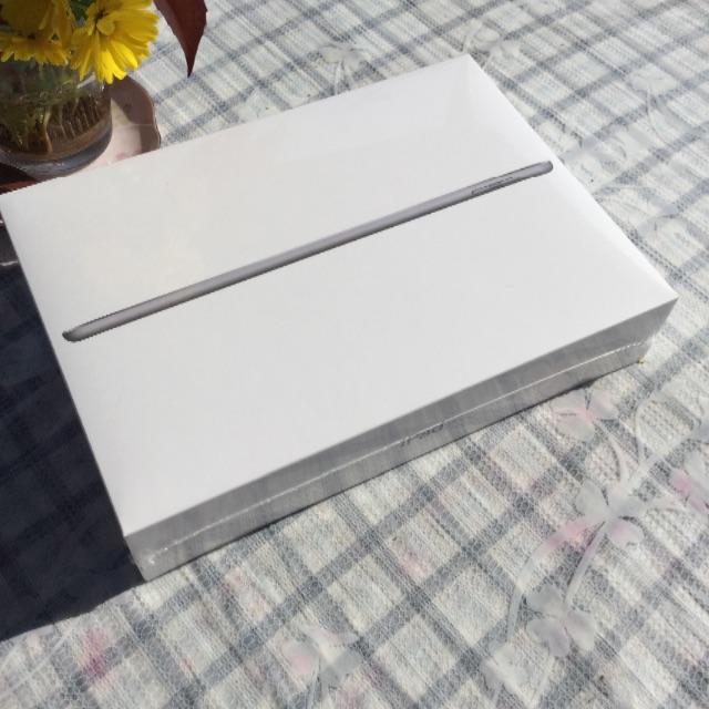 Apple(アップル)のiPad （6th 2018/10モデル ）Wi-Fi 128GB 新品・未開封 スマホ/家電/カメラのPC/タブレット(タブレット)の商品写真