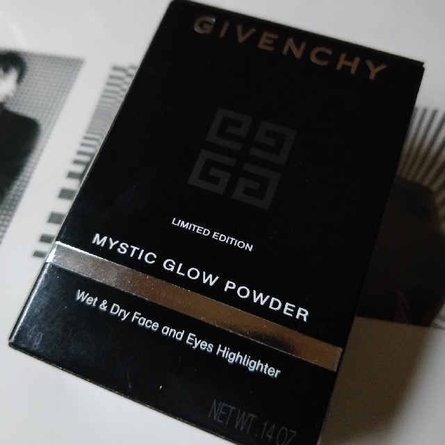 GIVENCHY(ジバンシィ)のジバンシィ　クリスマスコフレ　ミスティック・グロウ・パウダー コスメ/美容のベースメイク/化粧品(フェイスパウダー)の商品写真