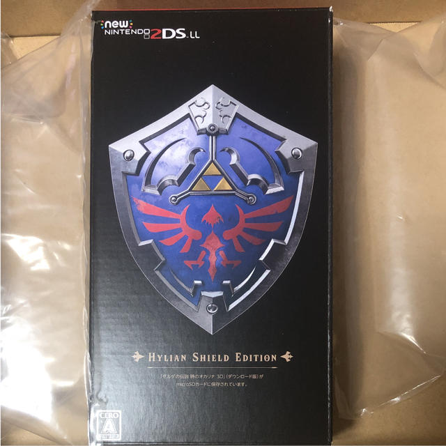 ニンテンドー2DS(ニンテンドー2DS)のnew ニンテンドー2DSLL ストア限定品 ハイリアの盾仕様 ゼルダの伝説 エンタメ/ホビーのゲームソフト/ゲーム機本体(携帯用ゲーム機本体)の商品写真