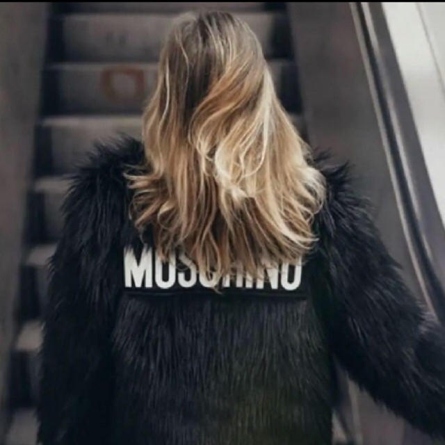 MOSCHINO(モスキーノ)のH&M × MOSCHINO エコファージャケット ブラック xs レディースのジャケット/アウター(毛皮/ファーコート)の商品写真