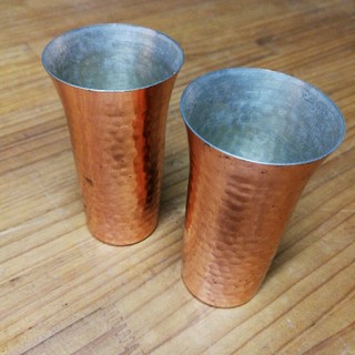 銅カップ2個セット　純銅鎚目一口ビール(グラス/カップ)