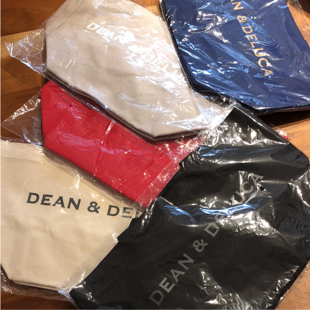 DEAN & DELUCA(ディーンアンドデルーカ)のディーンアンドデルーカ   ホリデートート ネイビー 限定色  レディースのバッグ(トートバッグ)の商品写真